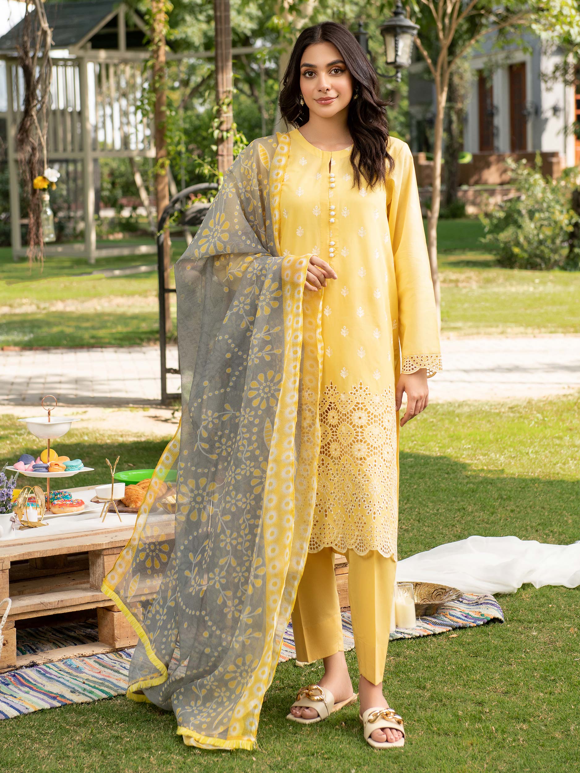 Top 14 Female Clothing Brands in Pakistan - Vogue Tidings