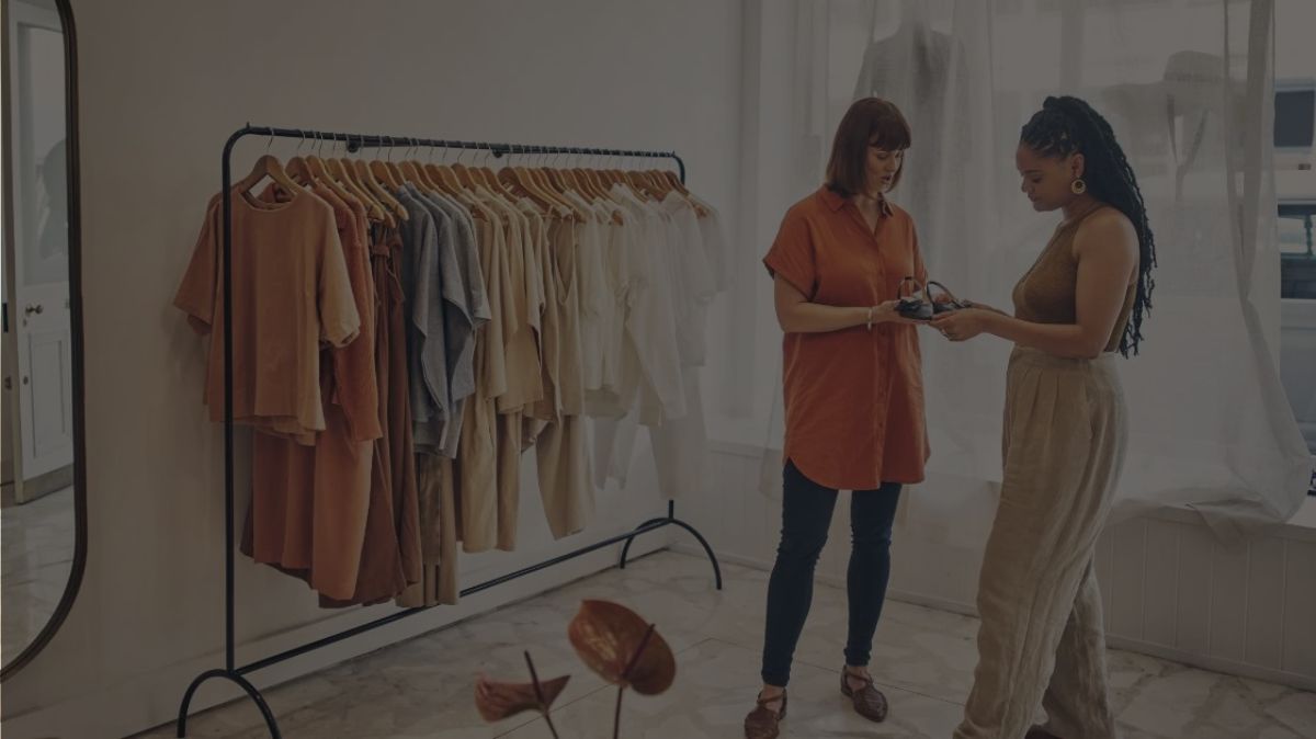 Best Clothes for Apple Shape: A Guide for UAE Fashionistas (2025)